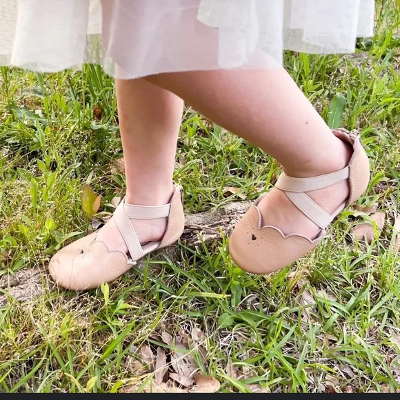 Elegant leather tan Kids Dress Shoes with Heart Accent - Picture 4 of 7